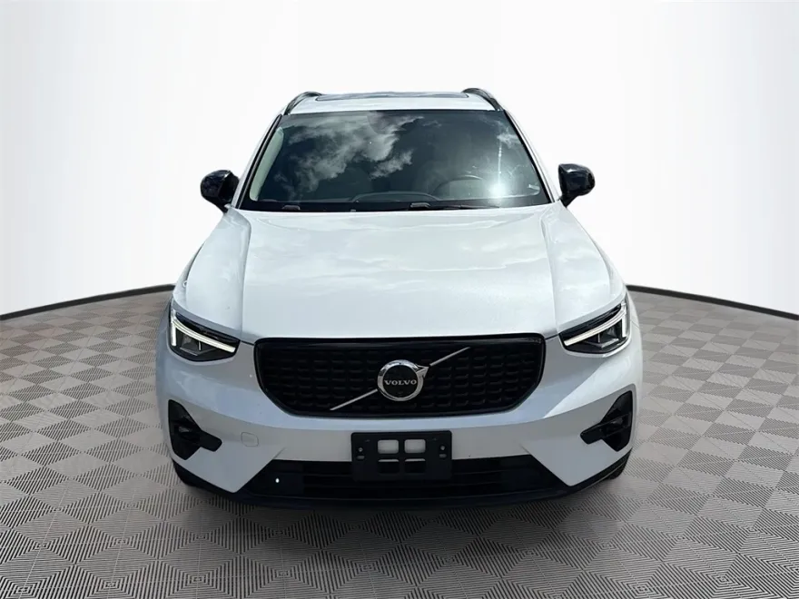 2023 Volvo XC40 Plus photo 1