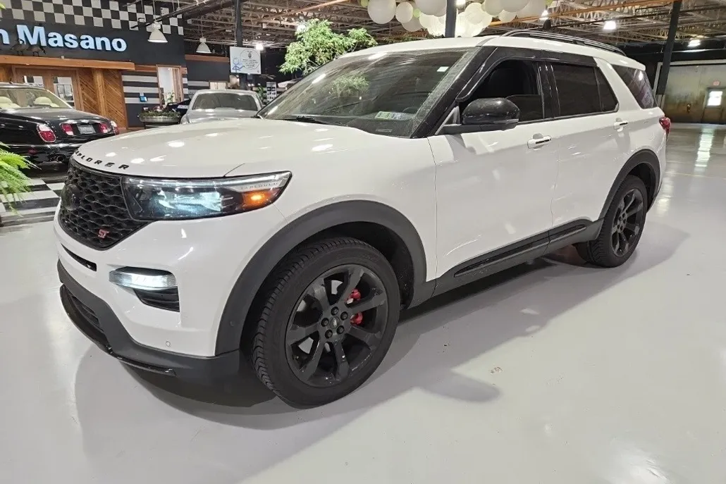 2022 Ford Explorer ST photo 1