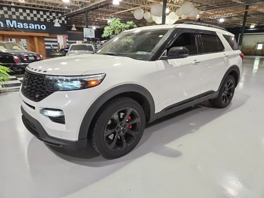 2022 Ford Explorer ST photo 1