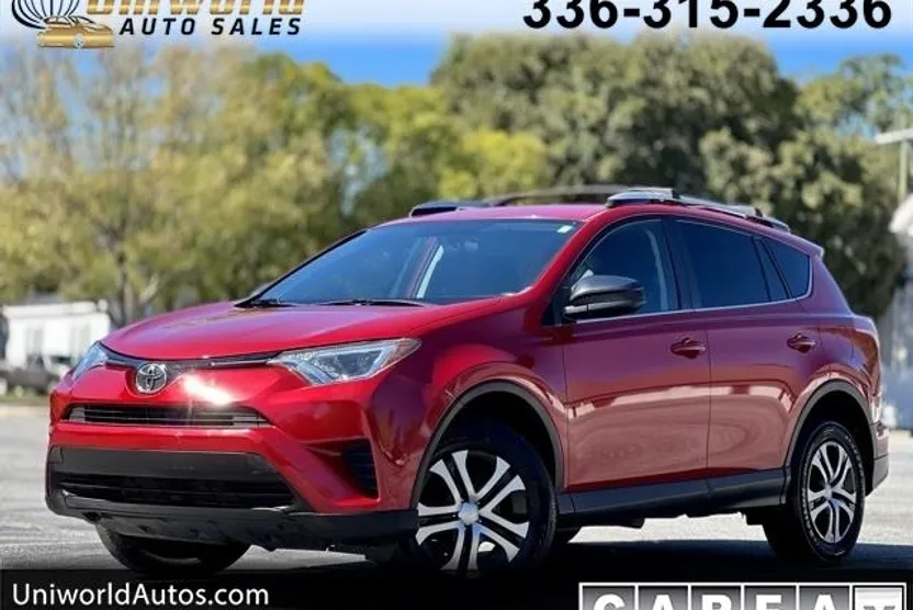 2016 Toyota RAV4 LE photo 1