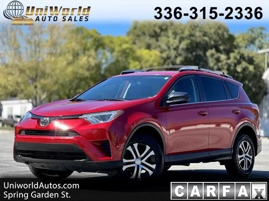2016 Toyota RAV4 LE photo 1