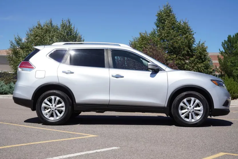 2016 Nissan Rogue SV photo 1