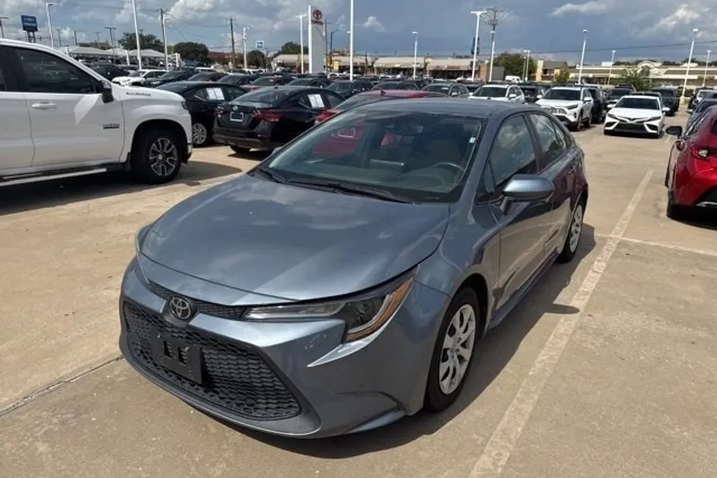 2022 Toyota Corolla LE photo 1