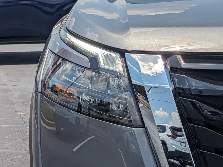 2025 Nissan Pathfinder SL photo 1