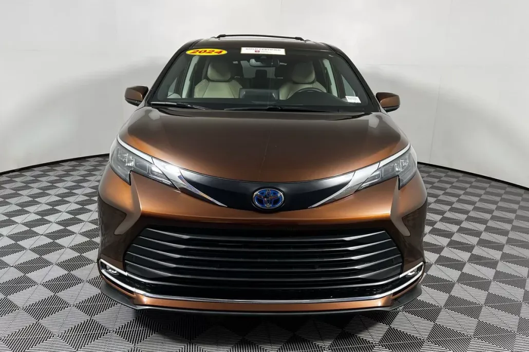 2024 Toyota Sienna XLE photo 1