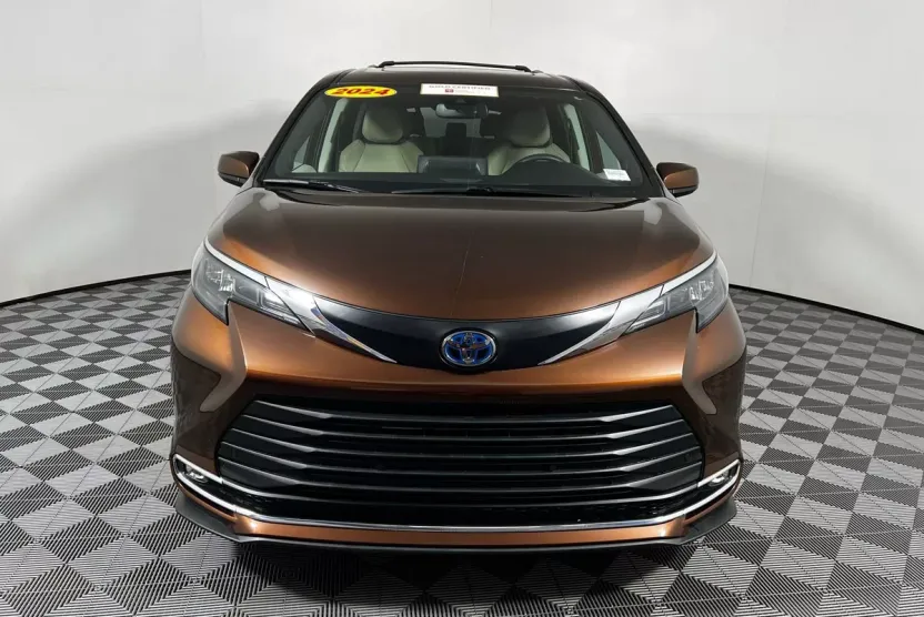 2024 Toyota Sienna XLE photo 1
