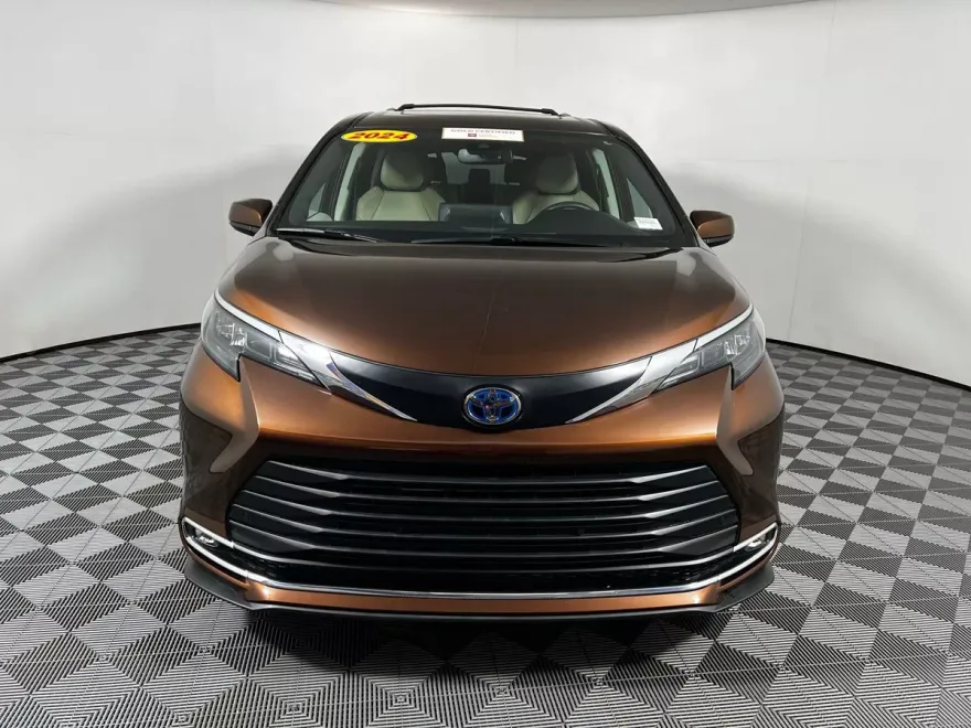 2024 Toyota Sienna XLE photo 1