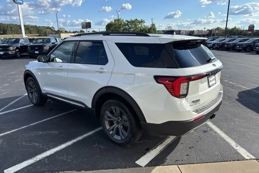 2025 Ford Explorer photo 1