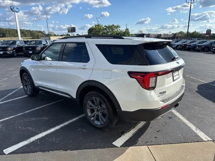 2025 Ford Explorer photo 1