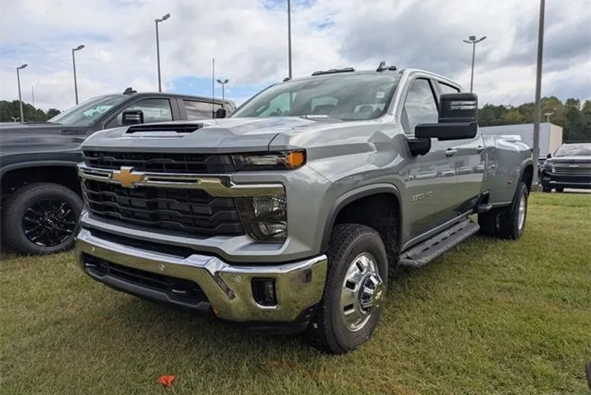 2026 Chevrolet Silverado 3500HD LT photo 1