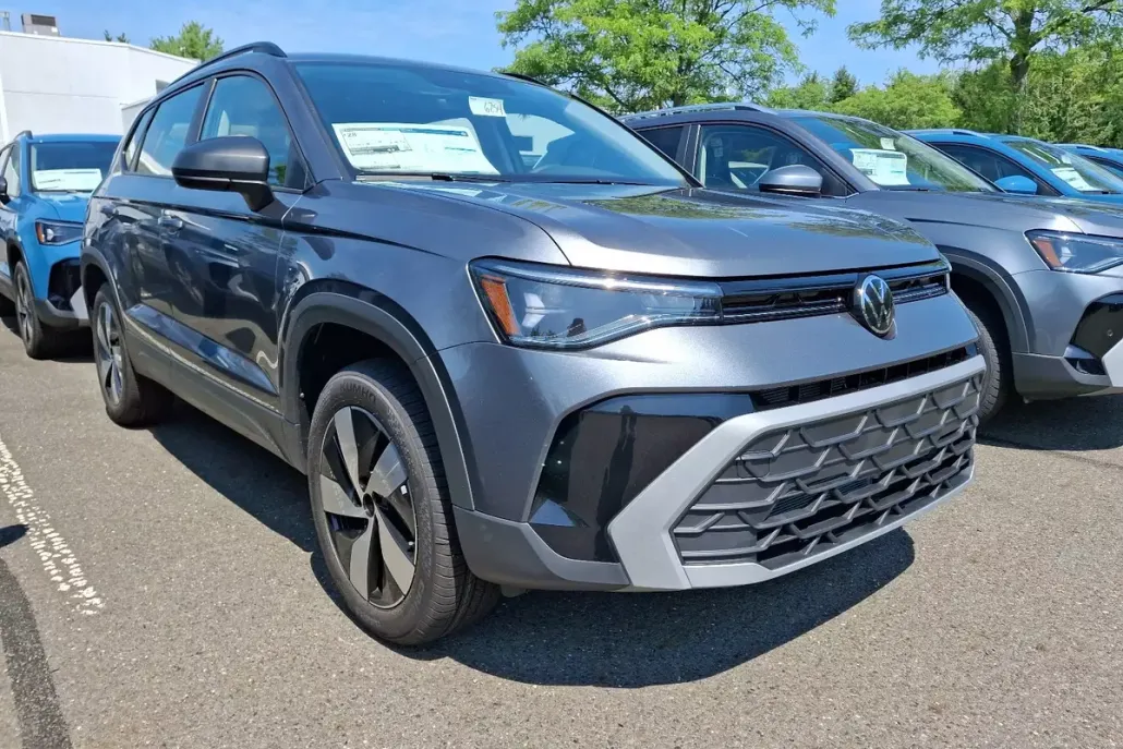2025 Volkswagen Taos S photo 1