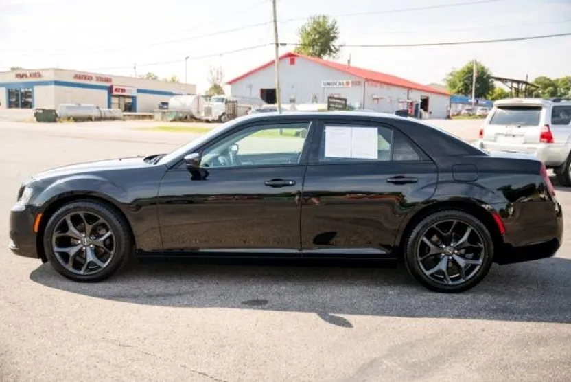 2020 Chrysler 300 Touring photo 1