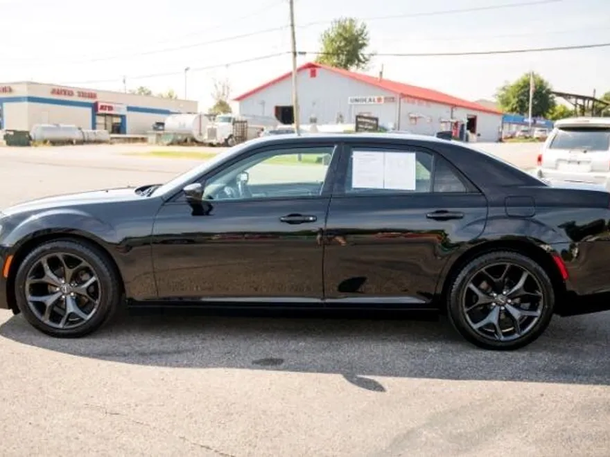 2020 Chrysler 300 Touring photo 1