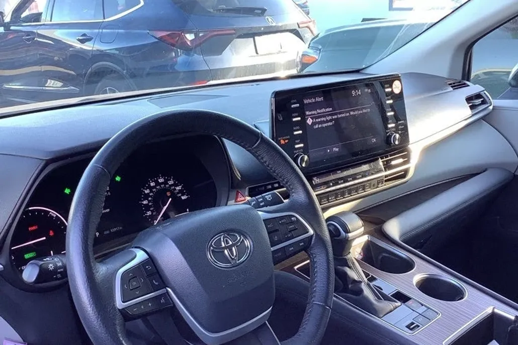 2023 Toyota Sienna XLE photo 1