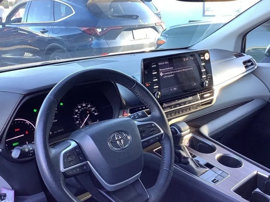 2023 Toyota Sienna XLE photo 1