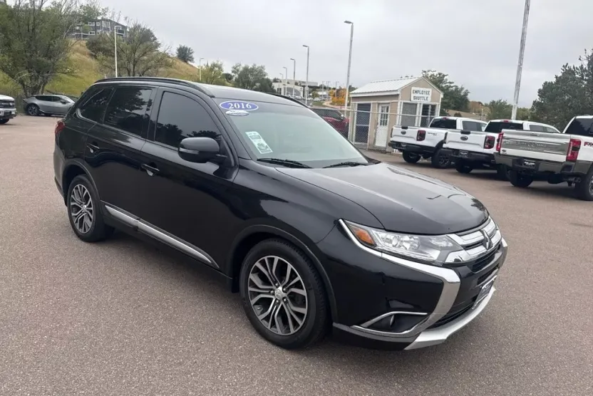 2016 Mitsubishi Outlander SEL photo 1