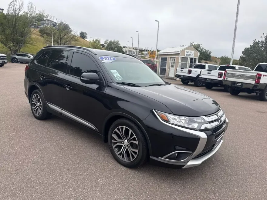 2016 Mitsubishi Outlander SEL photo 1