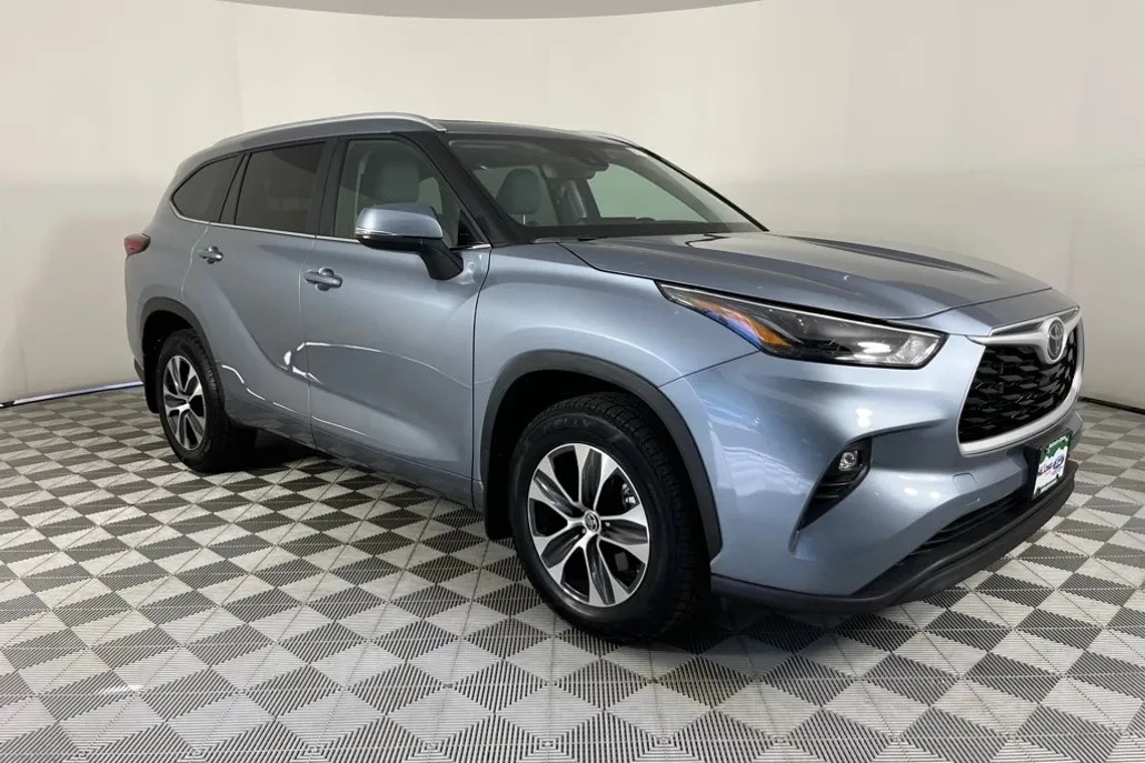 2023 Toyota Highlander XLE photo 1