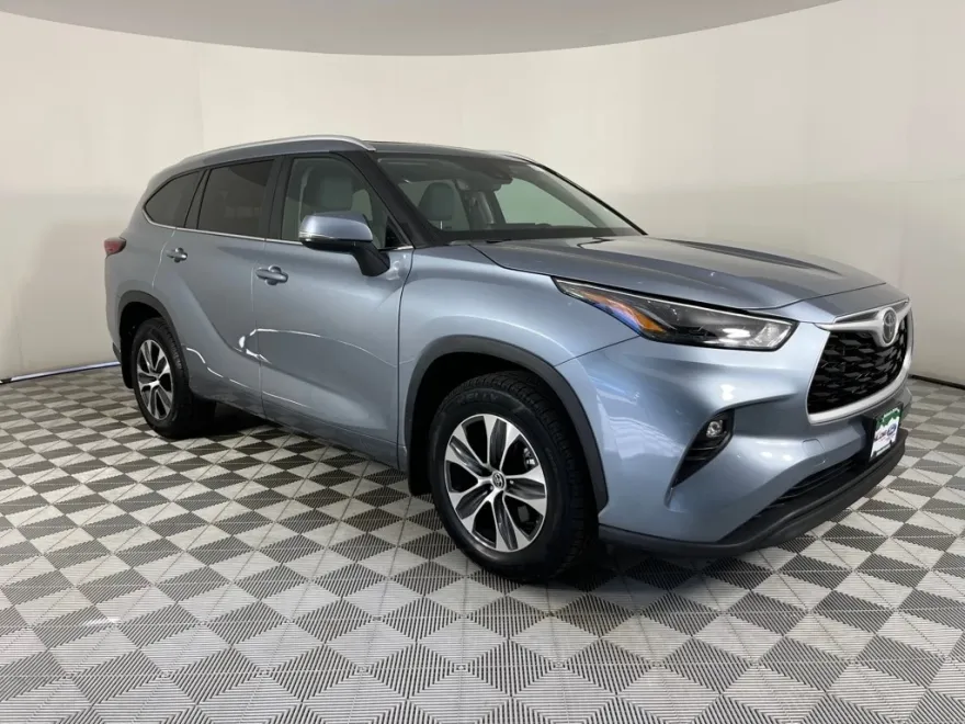 2023 Toyota Highlander XLE photo 1