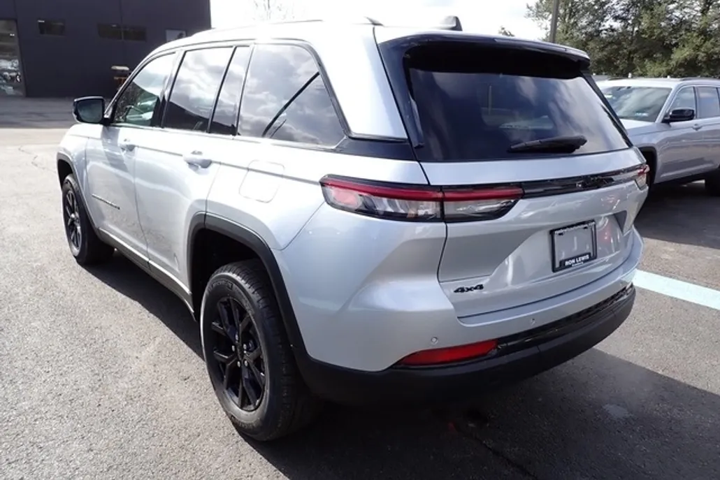 2025 Jeep Grand Cherokee Altitude photo 1