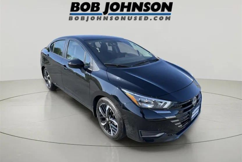 2023 Nissan Versa 1.6 SR photo 1