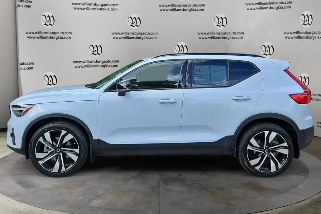 2024 Volvo XC40 Plus photo 1