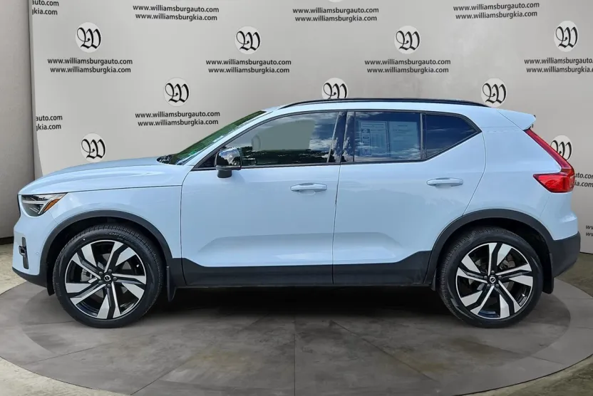 2024 Volvo XC40 Plus photo 1