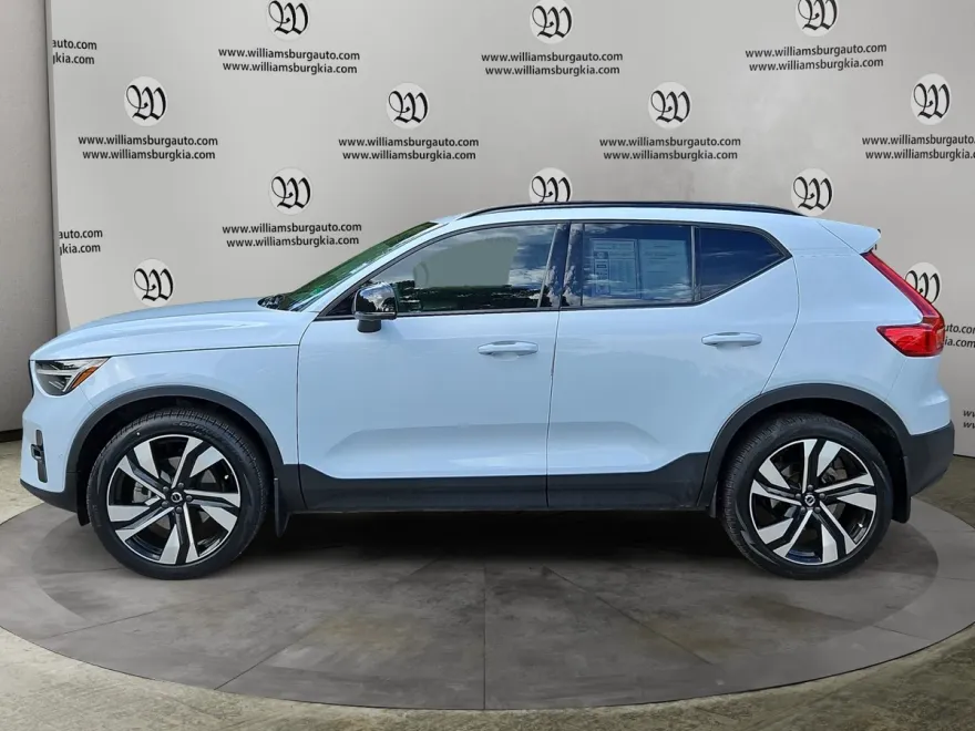 2024 Volvo XC40 Plus photo 1