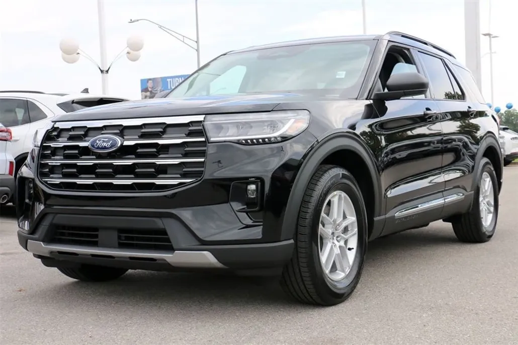 2025 Ford Explorer photo 1