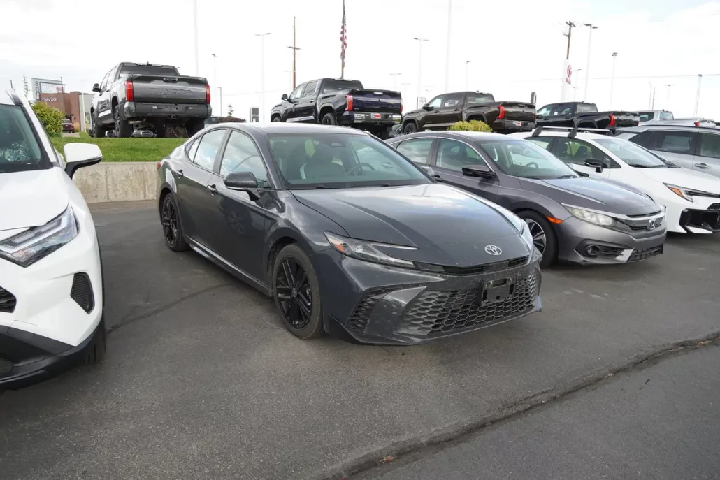 2025 Toyota Camry SE photo 1