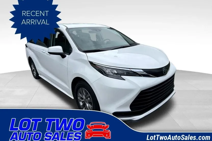 2024 Toyota Sienna LE photo 1
