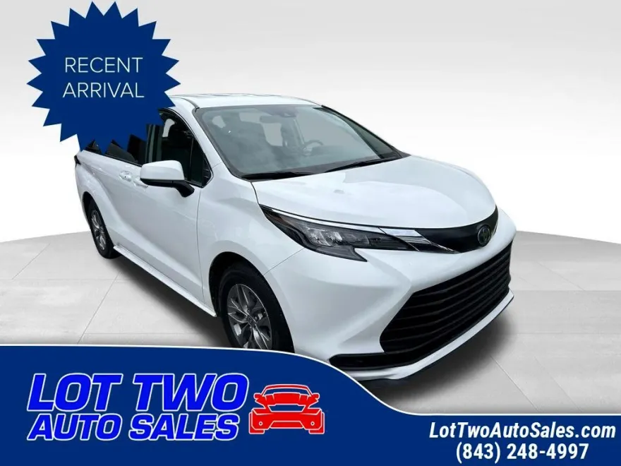 2024 Toyota Sienna LE photo 1