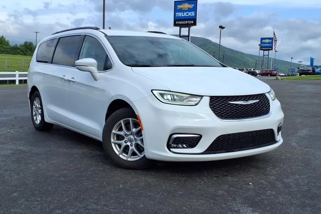 2022 Chrysler Pacifica Touring L photo 1