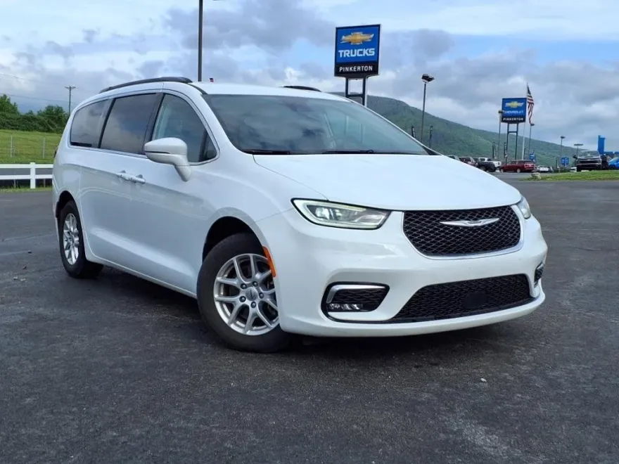 2022 Chrysler Pacifica Touring L photo 1