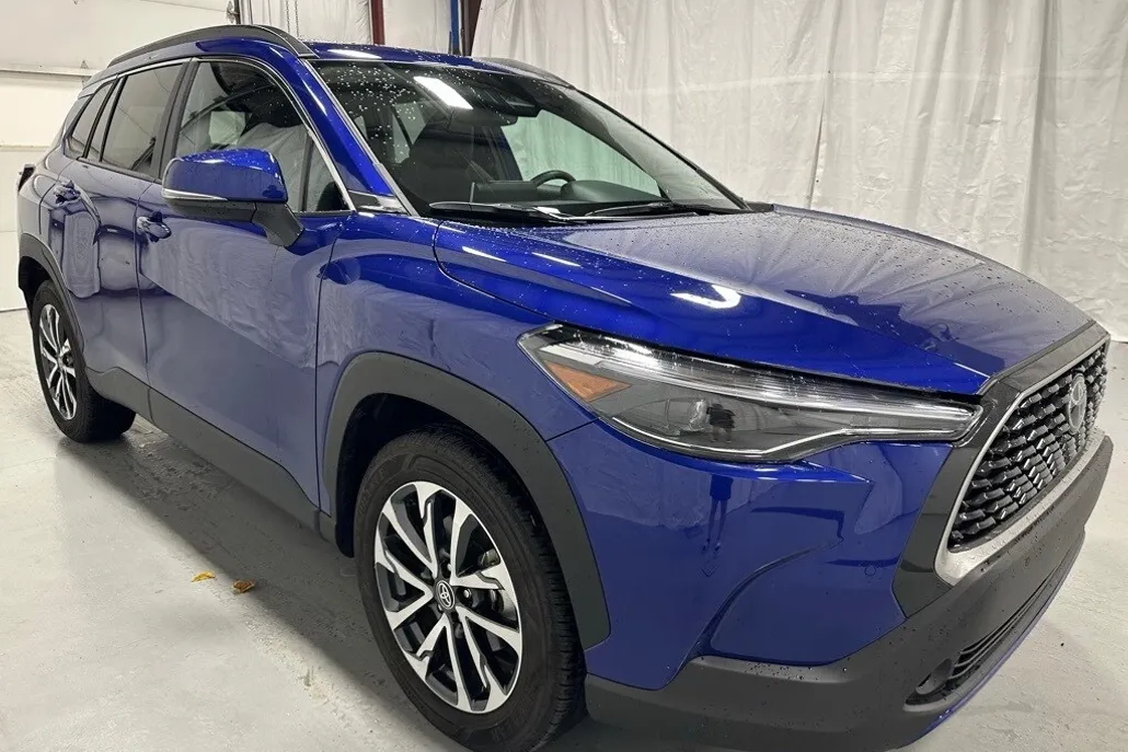 2024 Toyota Corolla Cross XLE photo 1