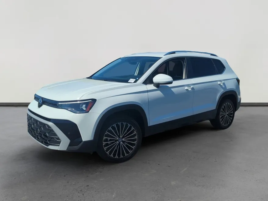 2025 Volkswagen Taos SE photo 1