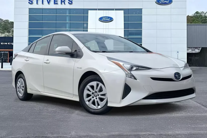 2017 Toyota Prius Four photo 1