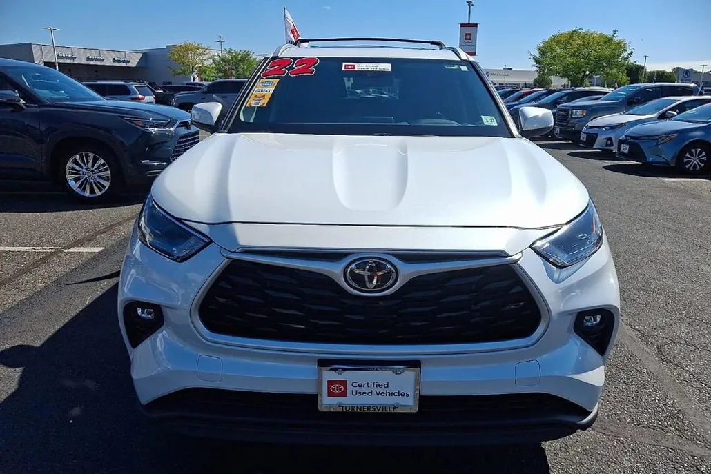 2022 Toyota Highlander XLE photo 1