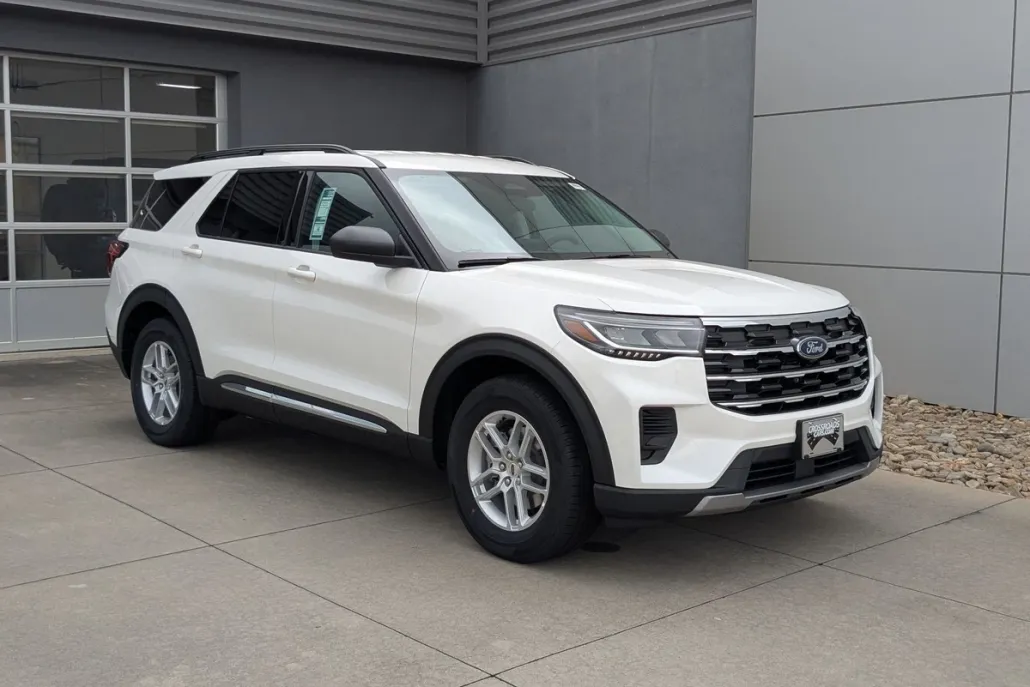 2025 Ford Explorer photo 1