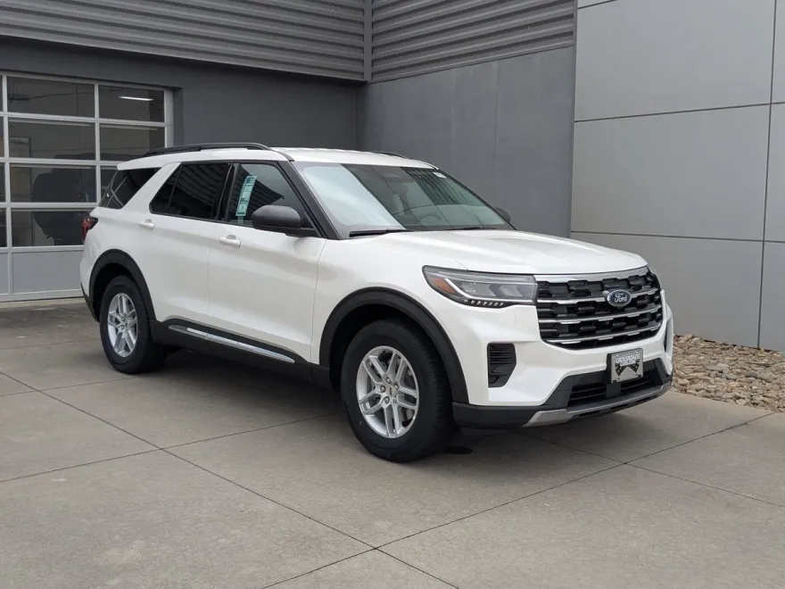 2025 Ford Explorer photo 1