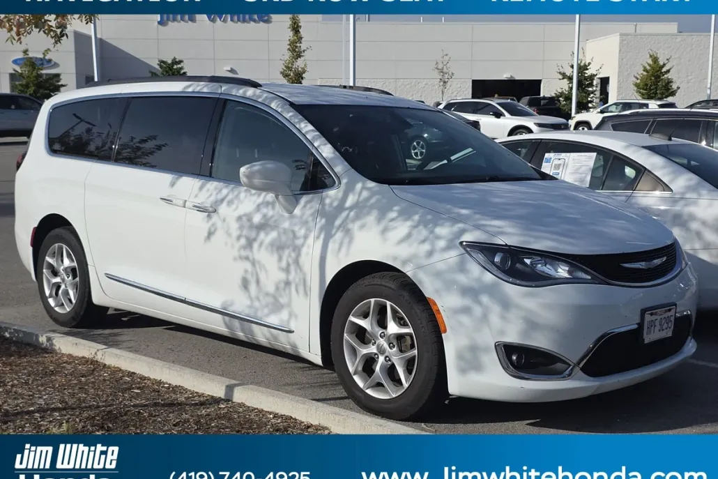 2017 Chrysler Pacifica Touring L photo 1