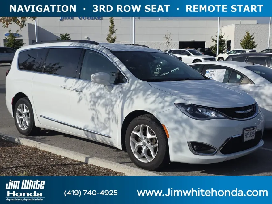 2017 Chrysler Pacifica Touring L photo 1