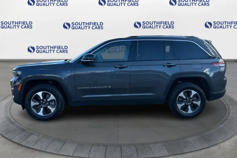 2023 Jeep Cherokee 4xe photo 1
