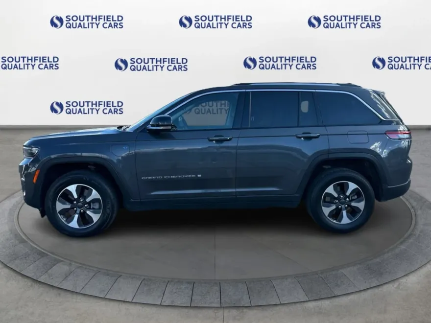 2023 Jeep Cherokee 4xe photo 1