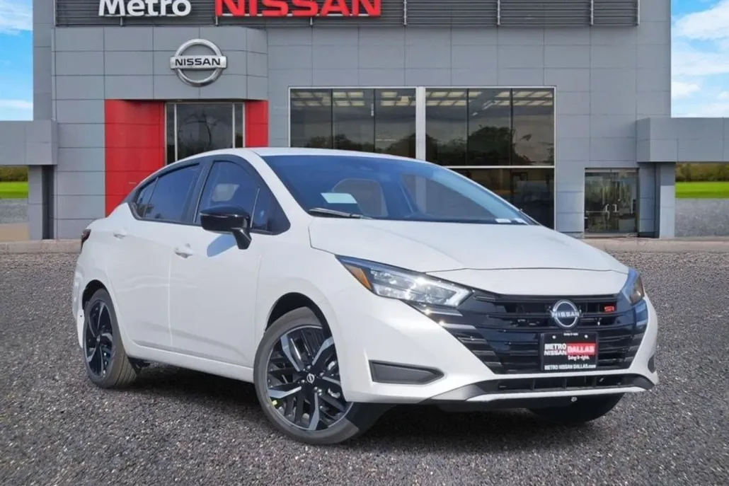 2025 Nissan Versa 1.6 SR photo 1