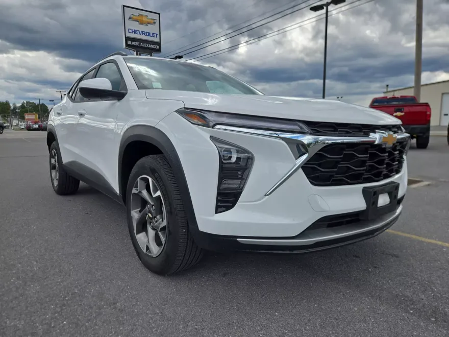 2024 Chevrolet Trax LT photo 1