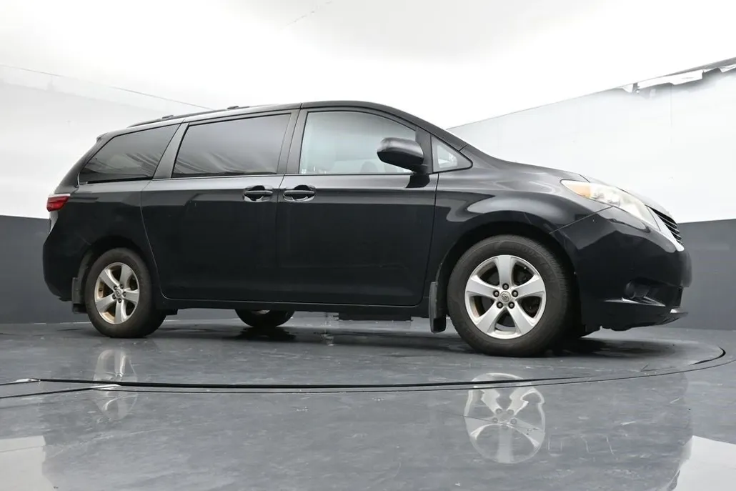 2016 Toyota Sienna LE photo 1