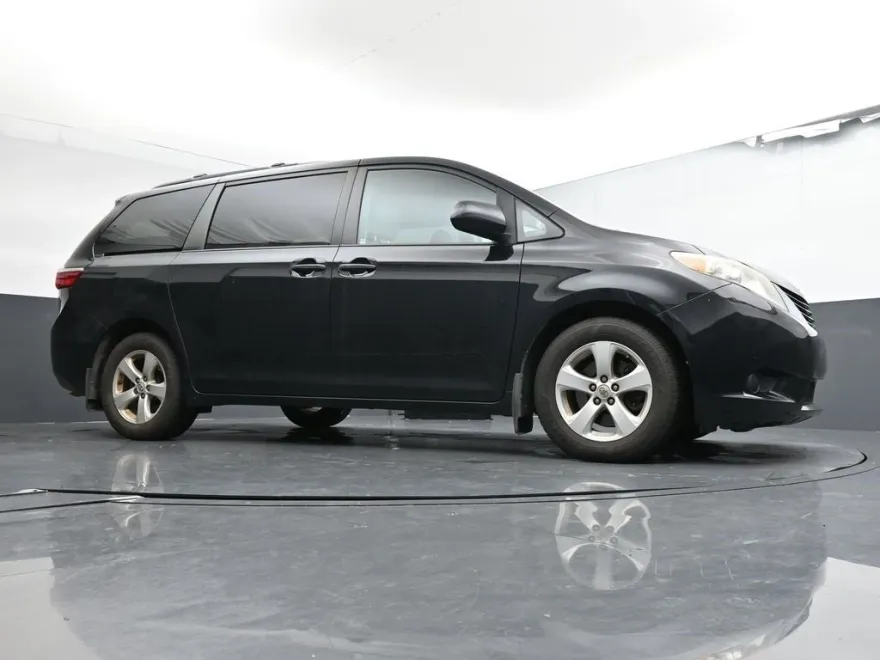 2016 Toyota Sienna LE photo 1
