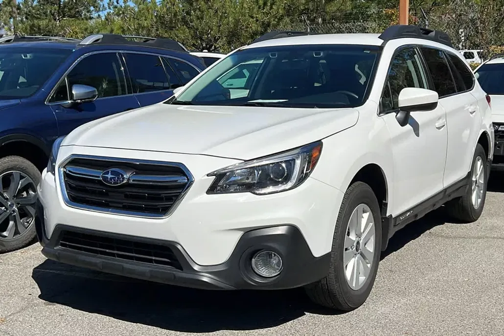 2019 Subaru Outback 2.5i Premium photo 1