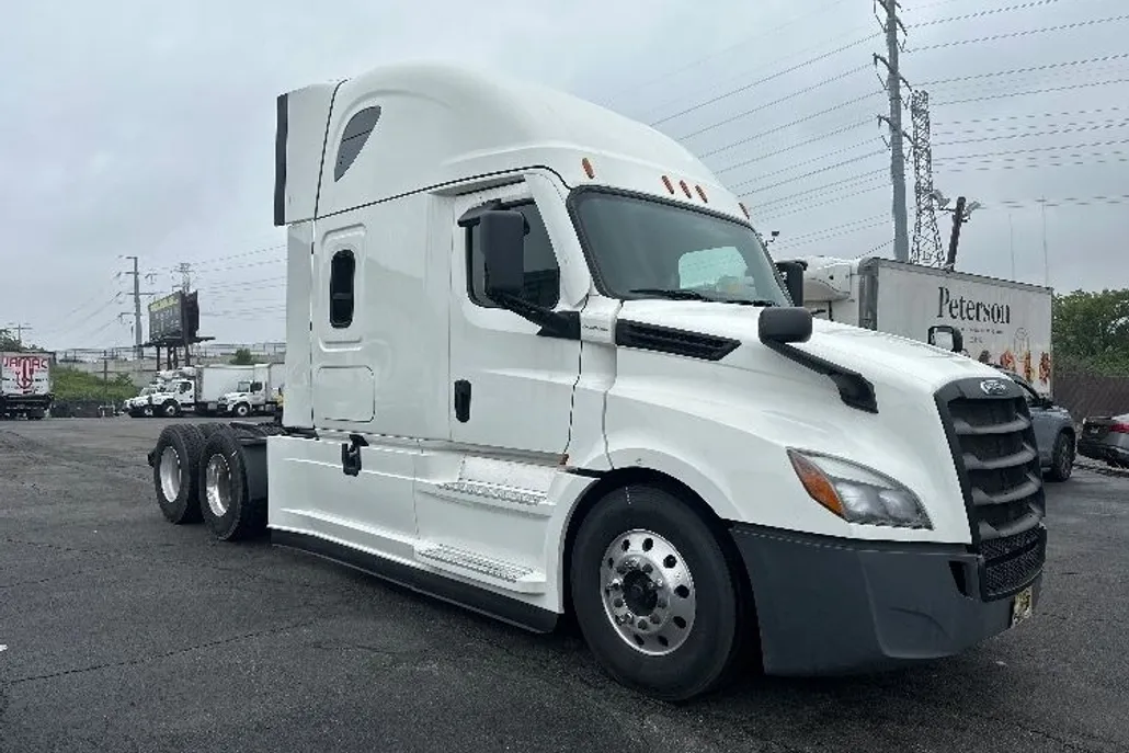2022 Freightliner Cascadia 126" Sleeper Cab photo 1